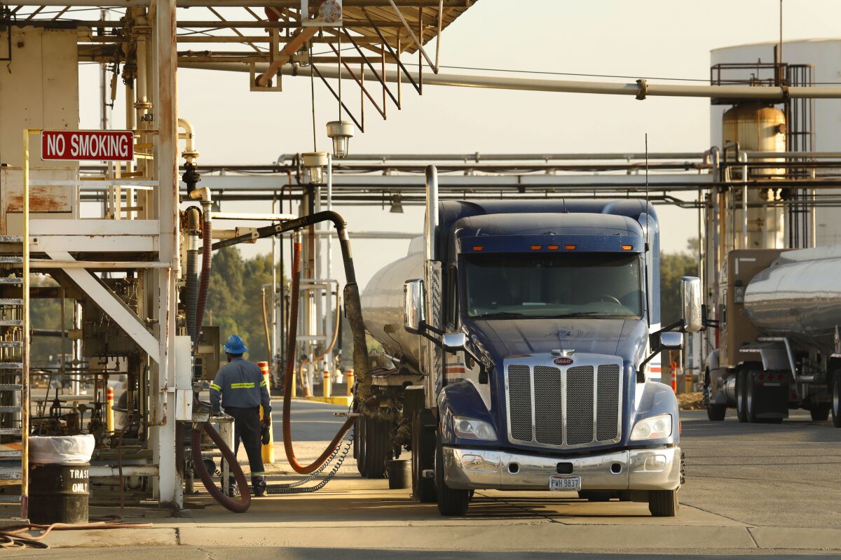Los camiones llenan sus tanques en Kern Oil & Refining Co. en Lamont, California.