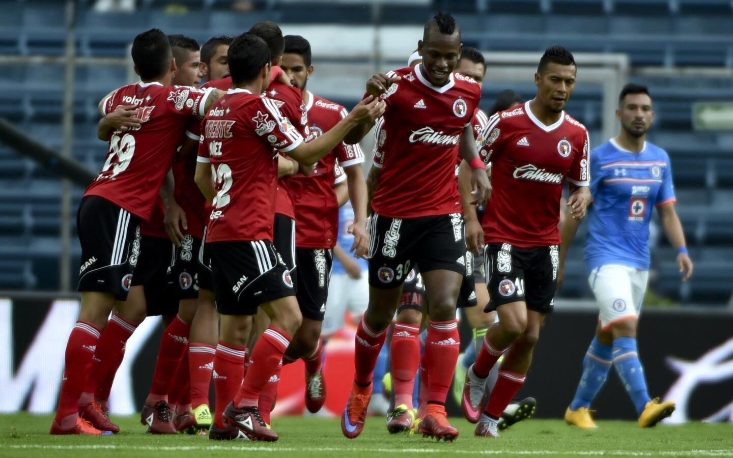 Jugadores de Tijuana celebran tras consumar la victoria 3-1 sobre Cruz Azul, en Ciudad de México.