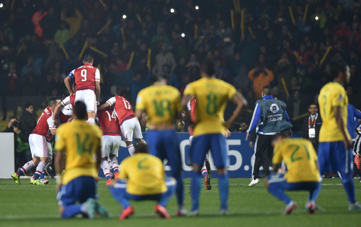 Los brasileños lamentan la eliminación mientras los paraguayos celebran el triunfo.
