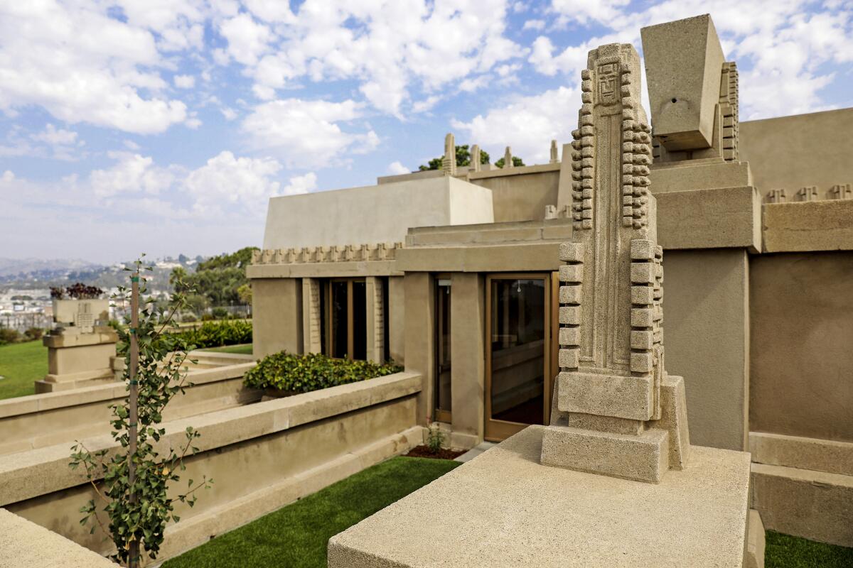 A photo of the Hollyhock House.