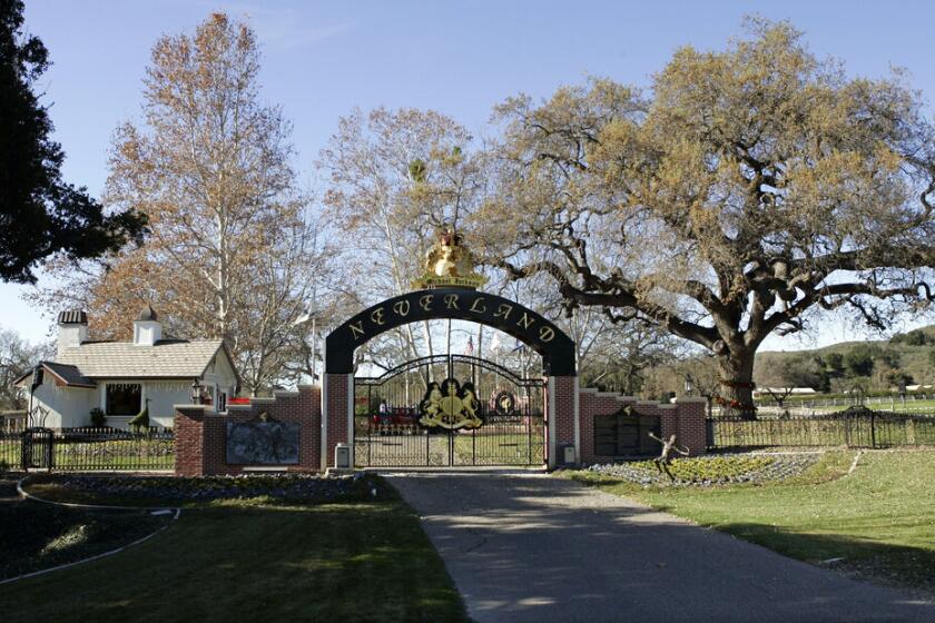 ARCHIVO - Esta fotografía muestra la entrada trasera a la finca Neverland de Michael Jackson en Santa Ynez, California.