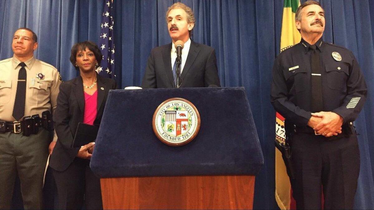 El fiscal de la ciudad de Los Ángeles, Mike Feuer, anunció que se tomarán acciones civiles contra miembros de una banda de supremacía blanca con sede en el Valle de San Fernando.