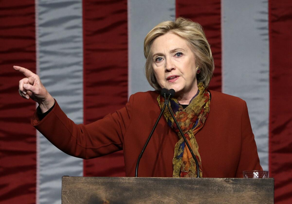 La precandidata demócrata Hillary Clinton habla hoy, martes 16 de febrero de 2016, durante un evento de campaña en el centro The Schomburg para la investigación en la cultura negra, en Harlem, Nueva York (EE.UU.). EFE/Jason Szenes