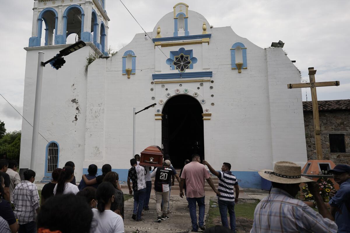 Habitantes locales cargan un ataúd después de la masacre en San Miguel Totolapan, México