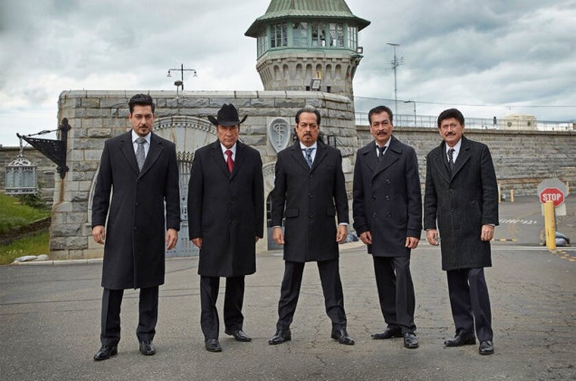 La popular agrupación mexicana posa frente al centro penitenciario donde grabó su nuevo álbum en vivo.