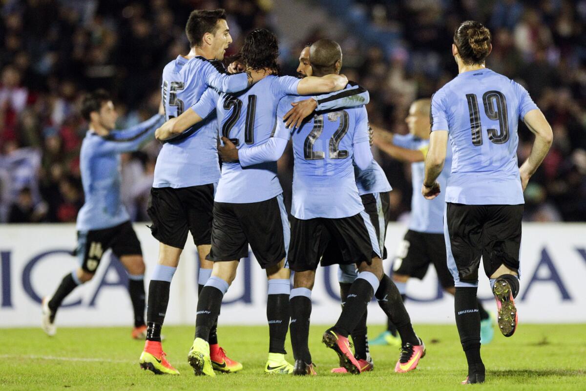 Jugadores de la selección uruguaya festejan tras anotar un gol ante Trinidad y Tobago en el duelo amistoso previo a la Copa América Centenario, en Montevideo, Uruguay, el viernes 27 de mayo de 2016. El volante uruguayo Cristian Rodríguez se perderá la Copa por lesión, informó el lunes 30 de mayo la Asociación Uruguaya de Fútbol. (AP Foto/Matilde Campodonico)