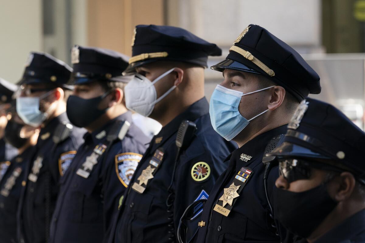 Nueva York exige que policías y bomberos se vacunen contra COVID-19