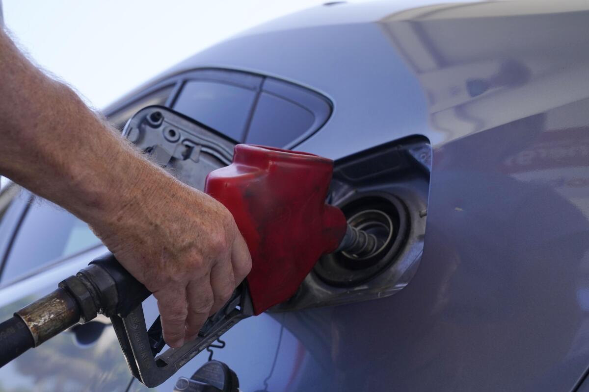 Un conductor pone gasolina en una gasolinera Exxon, el martes 10 de mayo de 2022 en Miami. (AP Foto/Marta Lavandier)