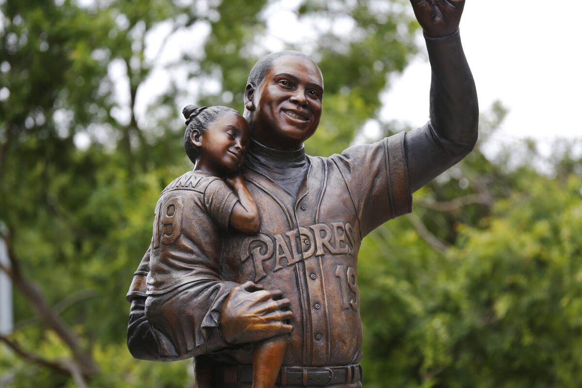 Fans se reunieron para la develación de una estatua del beisbolista Tony Gwynn en Lake Poway