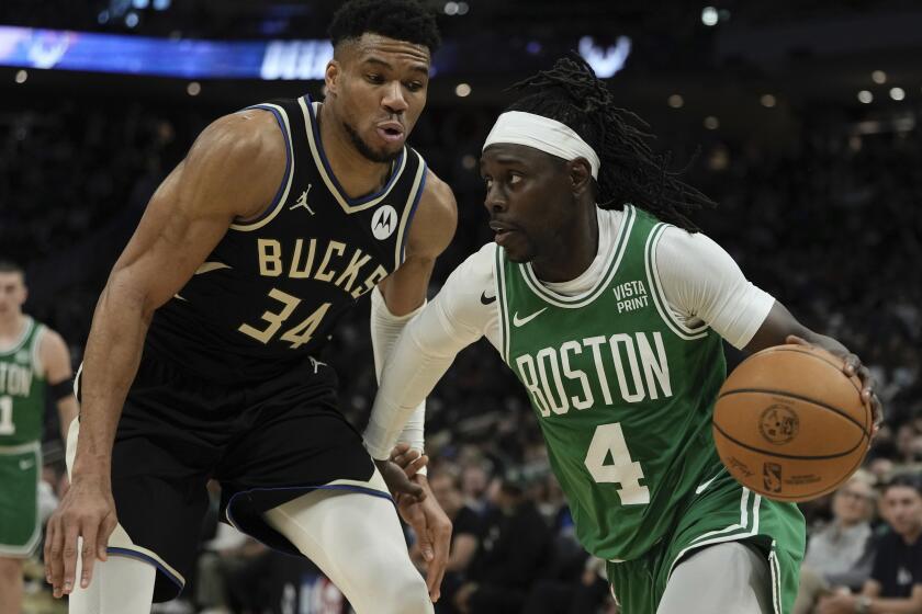 Jrue Holiday, de los Celtics de Boston, elude a Giannis Antetokounmpo, de los Bucks de Milwaukee, durante el encuentro del martes 9 de abril de 2024 (AP Foto/Morry Gash)