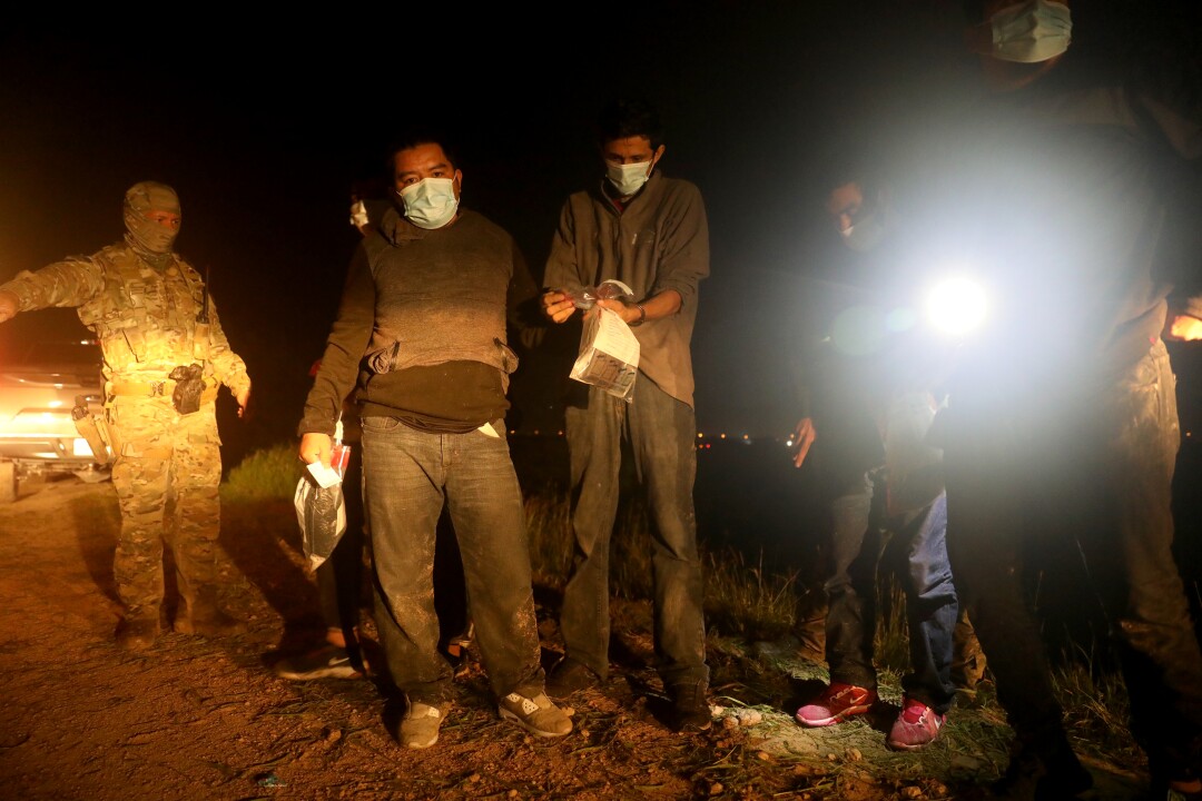 Un groupe de migrants, un du Mexique et neuf d'Amérique centrale, sont capturés par la patrouille frontalière américaine.