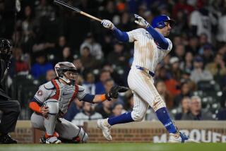 Mike Tauchman, de los Cachorros de Chicago, batea un jonrón en el juego del martes 23 de abril de 2024, ante los Astros de Houston (AP Foto/Erin Hooley)