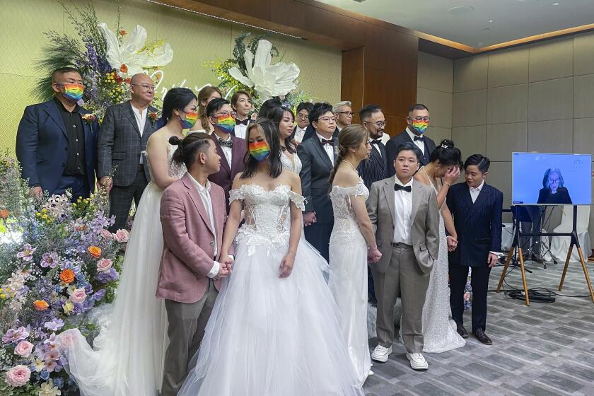 Diez parejas homosexuales que contrajeron matrimonio en Estados Unidos por videoconferencia, durante su enlace en el Hotel Eaton, en Kowloon, Hong Kong, el 25 de junio de 2024. (AP Foto/Alice Fung)