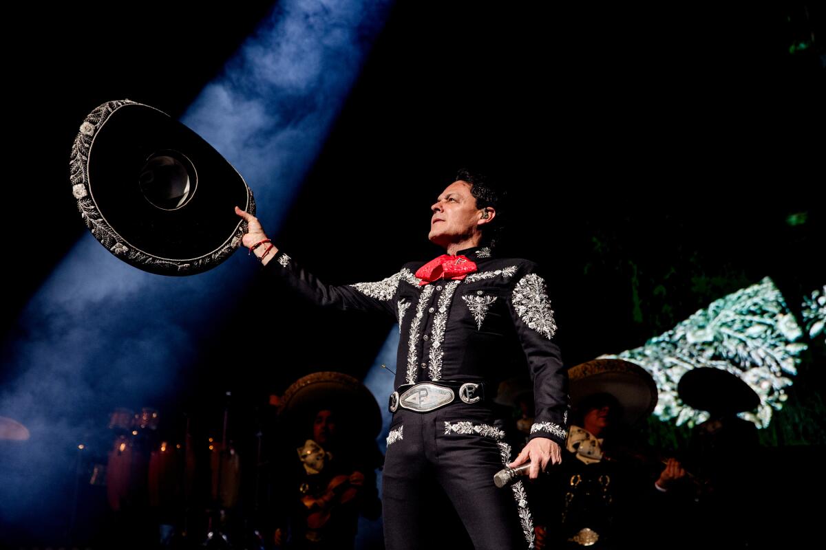 Pedro Fernández durante su presentación en el YouTube Theater