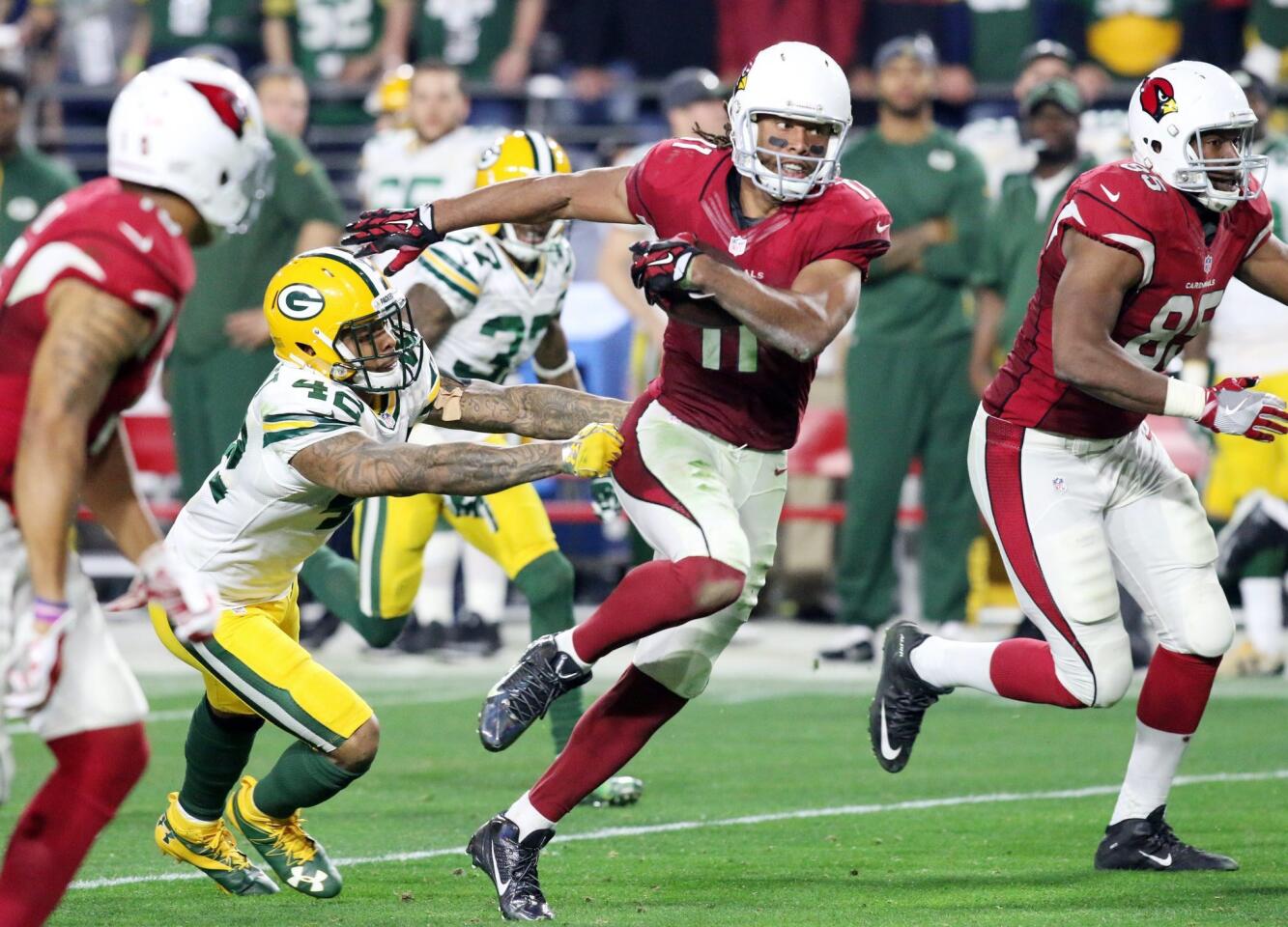 Arizona Cardinals' Larry Fitzgerald (C) breaks away from Green Bay Packers' Morgan Burnett (2-L) for a 75-yard pass reception to set up the winning touchdown during their NFL Playoff game, in Glendale, Arizona, USA, 16 January 2016.