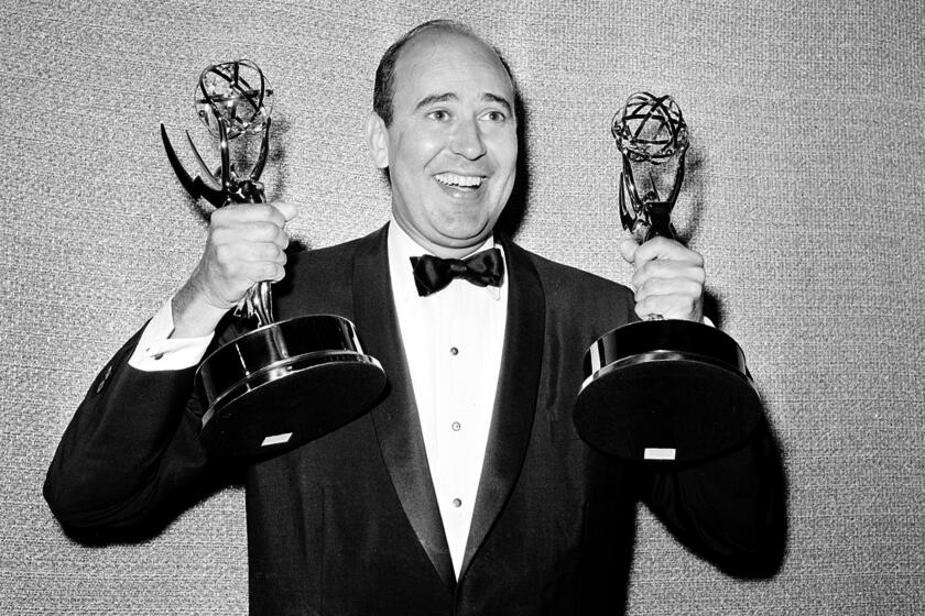 En esta foto del 26 de mayo de 1963, Carl Reiner posa tras ganar dos premios Emmy por "El Show de Dick Van Dyke" en Los Angeles. Reiner falleció la noche del lunes 29 de junio de 2020 de causas naturales en su casa en Beverly Hills, California. Tenía 98 años. (AP Foto, Archivo)