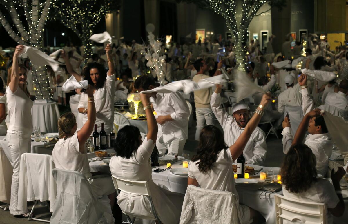 Napkins are waved during Diner en Blanc.