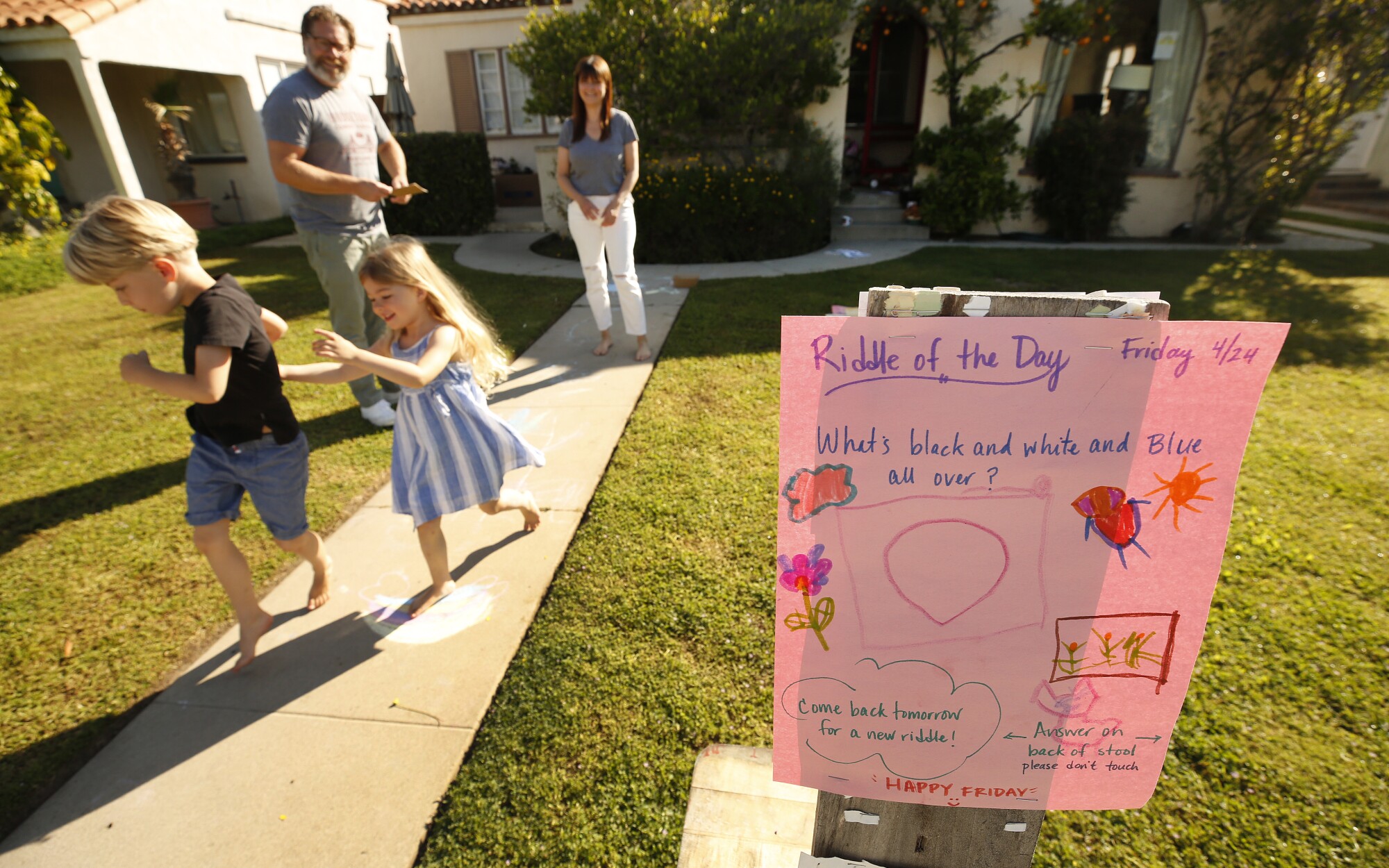 Amid Coronavirus Quarantine Neighbors Connect With Games Los