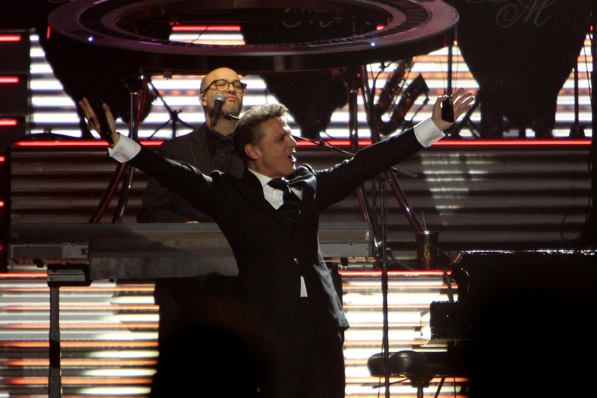 El cantante mexicano Luis Miguel durante su presentación en la Toyota Arena de Ontario, California, el 26 de abril del 2024.