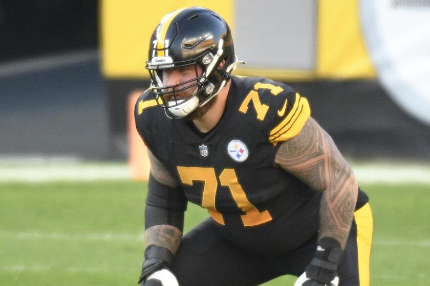 Pittsburgh Steelers offensive guard Matt Feiler (71) plays in an NFL football game.