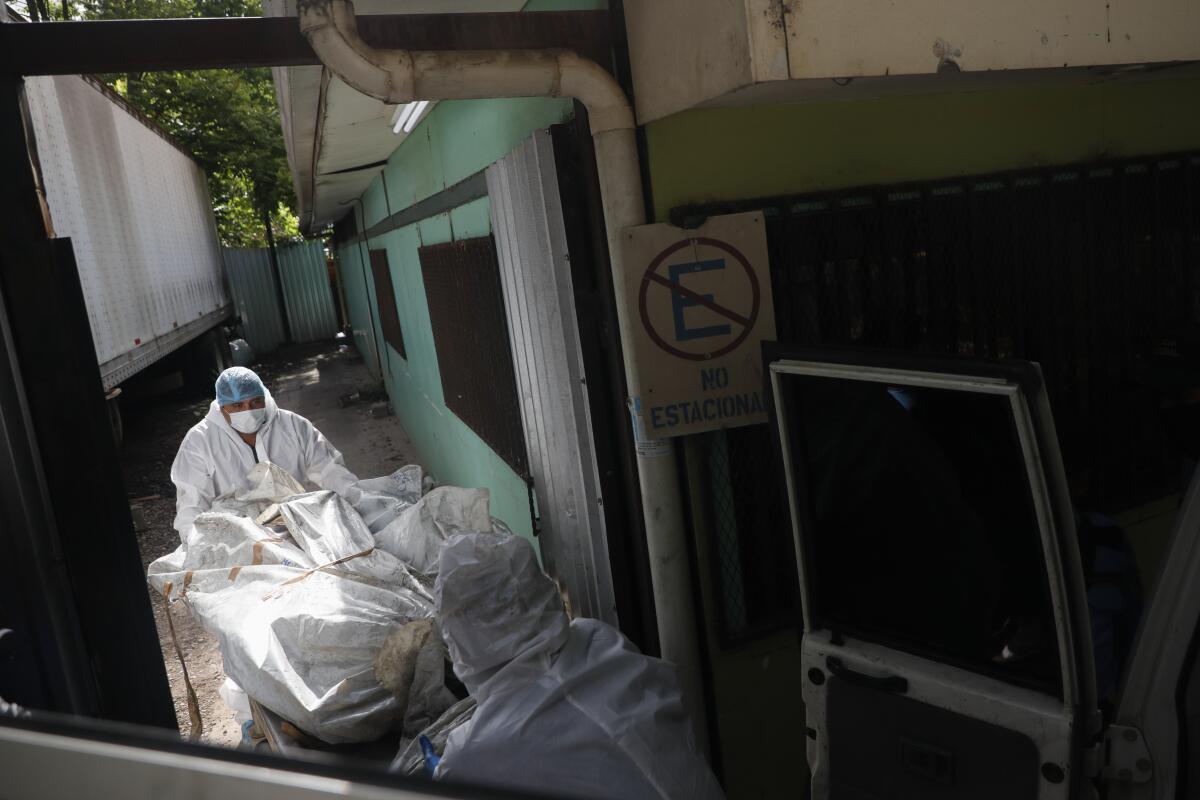 Expertos forenses descargan un cuerpo extraído de una prisión de mujeres en la morgue médica