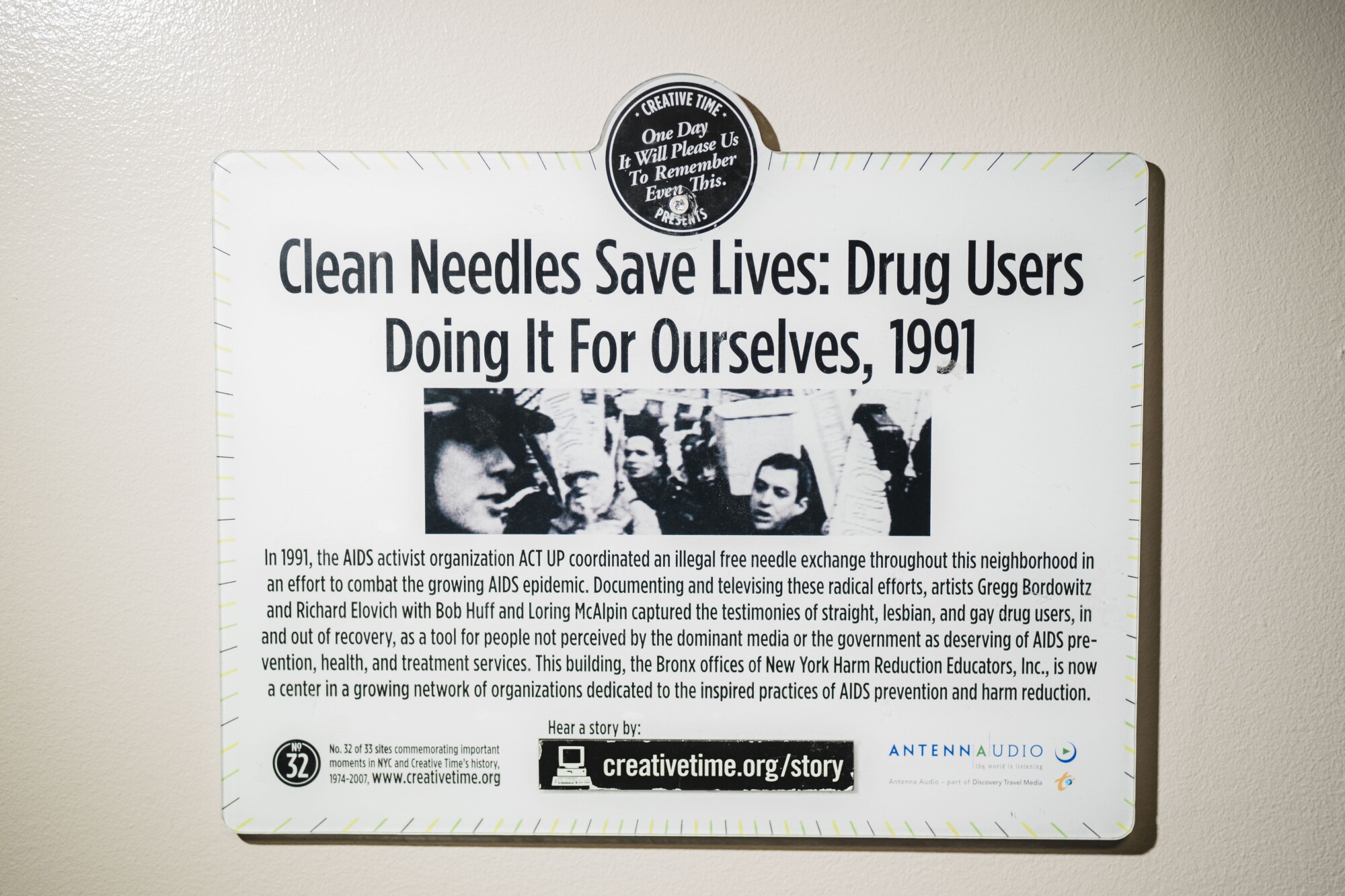 A sign supporting clean needles.