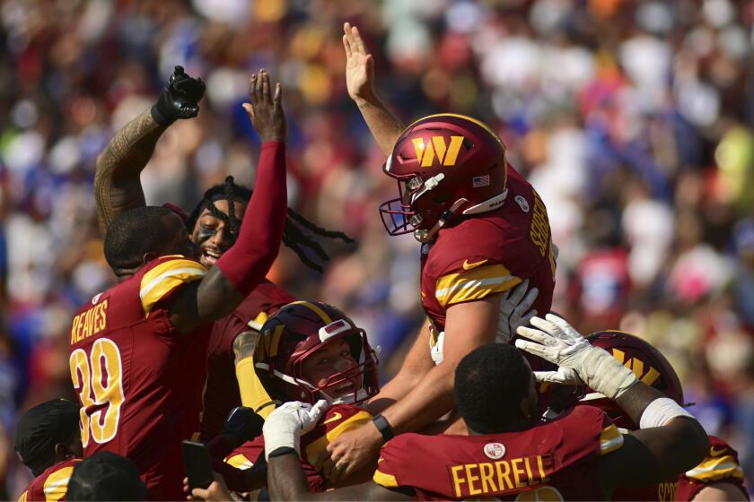 El kicker de los Commanders de Washington, Austin Seibert, arriba a la derecha, celebra con su compañero de equipo después de patear el gol de campo ganador del juego contra los Giants de Nueva York durante la segunda mitad en Landover, Maryland, el domingo 15 de septiembre de 2024. (AP Foto/Steve Ruark)