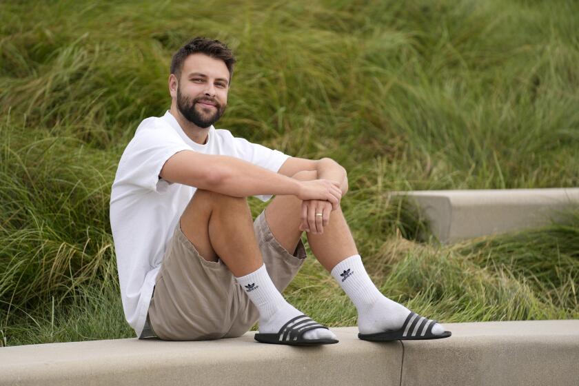 El influencer Jimmy Darts posa para la cámara el lunes 14 de octubre de 2024, en el sur de California. (AP Foto/Chris Pizzello)