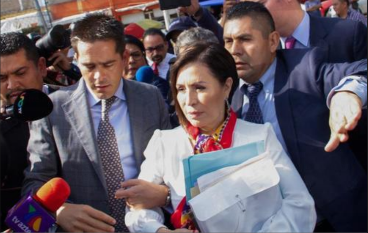 Rosario Robles, exministra en el Gobierno de Enrique Peña Nieto (2012-2018), llega para comparecer por segunda ocasión ante un juez de Ciudad de México, acusada por la Fiscalía de permitir el desvío de 5.000 millones de pesos (unos 257 millones de dólares) durante su etapa como funcionaria. EFE/Madla Hartz/Archivo