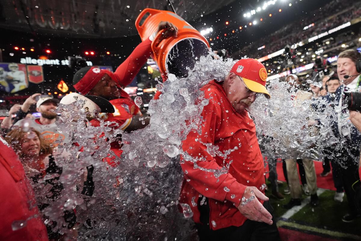 Um balde de bebida foi jogado no ex-técnico Andy Reid após a vitória no Super Bowl LVIII sobre o 49ers.