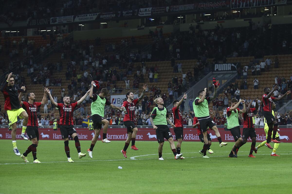 Jugadores del Milan festejan la victoria sobre Lazio en duelo de la Serie A en el estadio San Siro de Milán, Italia.
