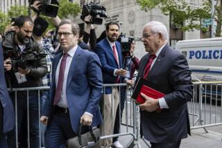 El senador Bob Menendez, demócrata por Nueva Jersey, llega al primer día de su juicio en la corte federal de Manhattan, el lunes 13 de mayo de 2024, en Nueva York. (AP Foto/Stefan Jeremiah)