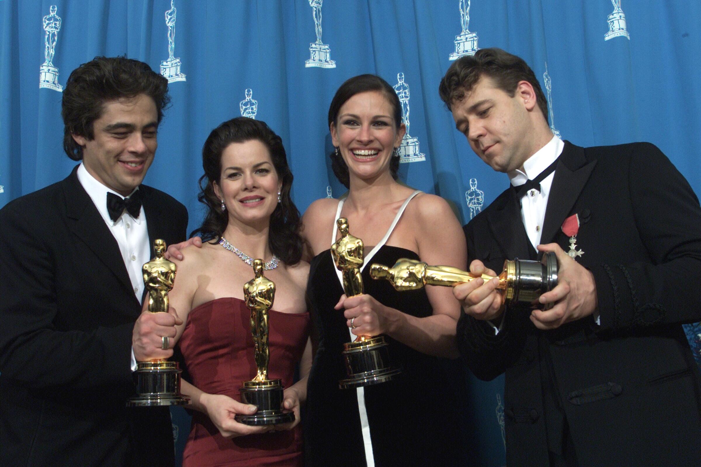 Benicio Del Toro, Marcia Gay Harden, Julia Roberts and Russel Crowe hold their Oscars at the 2001 Oscars.