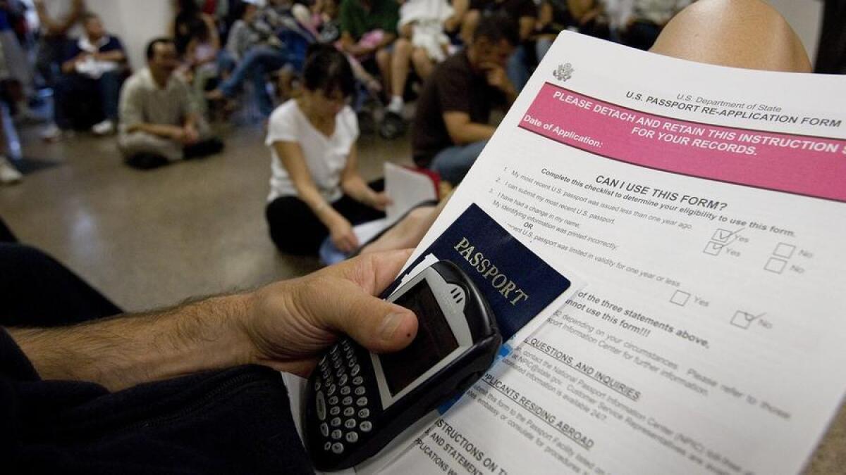 Se aceptan las solicitudes de primera vez en las oficinas de pasaporte de los Estados Unidos, así como bibliotecas públicas y oficinas de correos