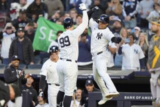 Aaron Judge, de los Yanquis de Nueva York, festeja con el dominicano Juan Soto, después de remolcarlo con un jonrón en el juego del miércoles 24 de abril de 2024 ante los Atléticos de Oakland (AP Foto/Frank Franklin II)