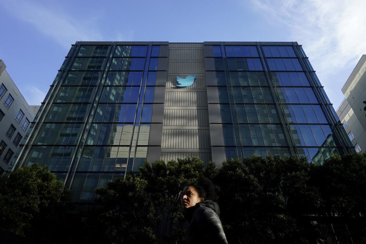 Una persona pasa frente a la sede de Twitter, el viernes 28 de octubre de 2022, en San Francisco.
