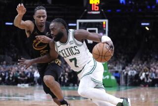 Jaylen Brown, de los Celtics de Boston, avanza frente a Isaac Okoro, de los Cavaliers de Cleveland, en el partido de playoffs disputado el martes 7 de mayo de 2024 (AP Foto/Charles Krupa)