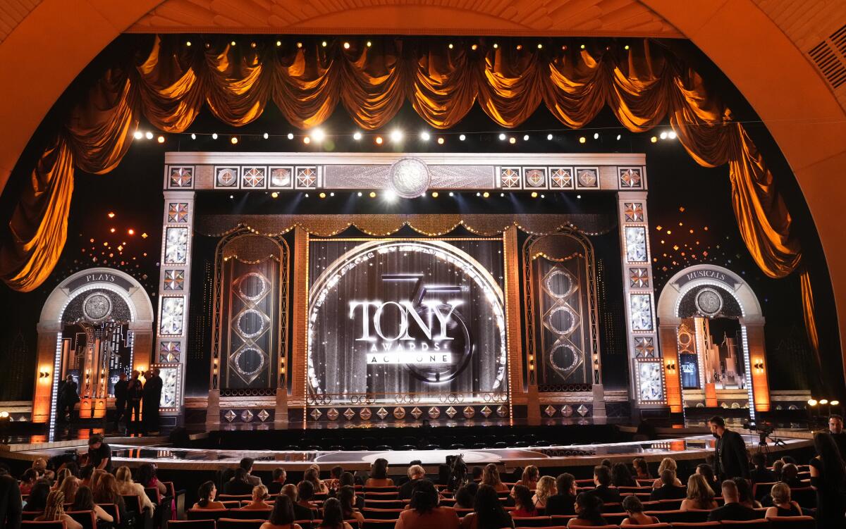 Una vista del escenario al comienzo de la 75a entrega anual de los Premios Tony el 12 de junio 