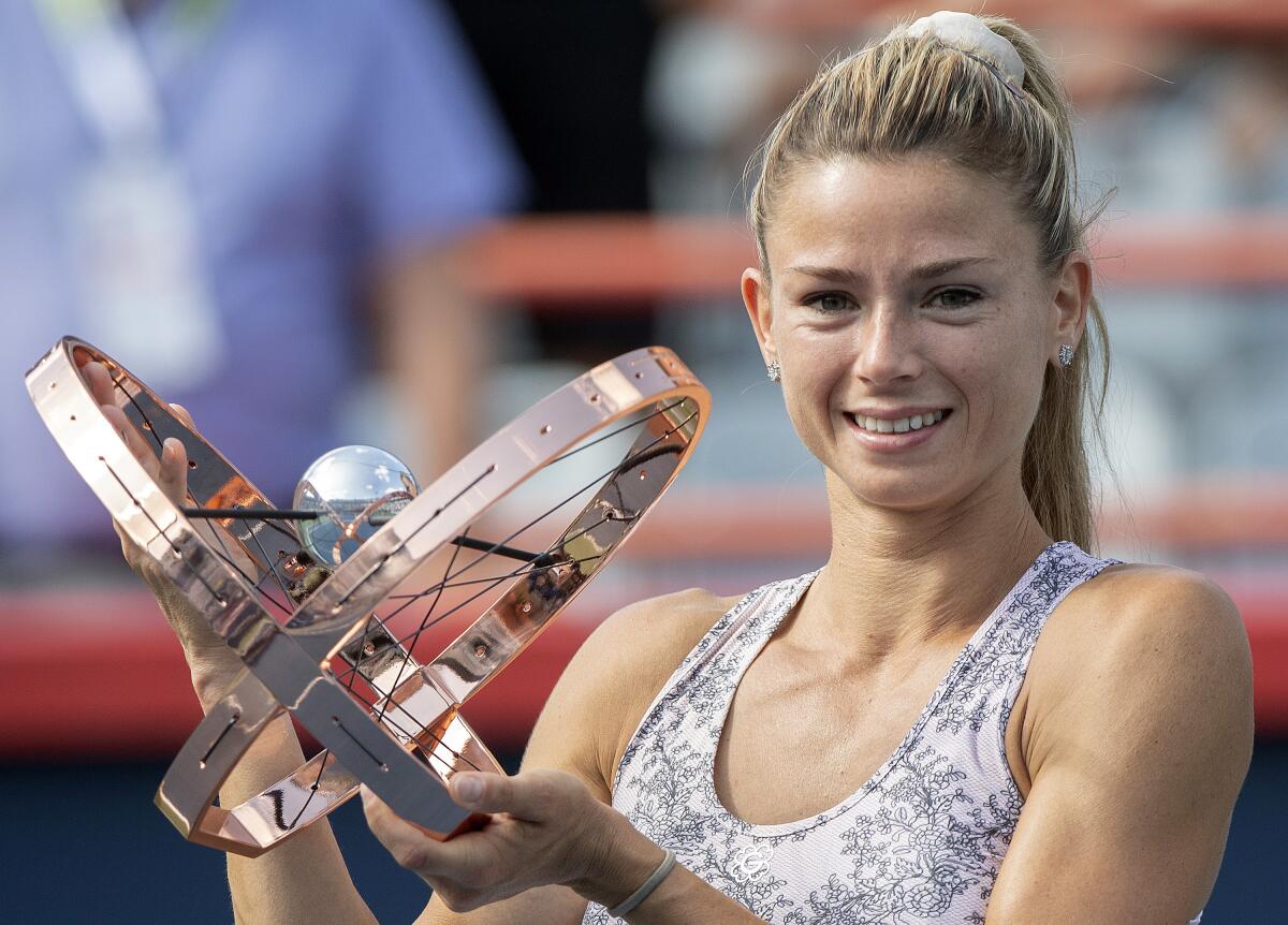 La italiana Camila Giorgi con el trofeo después de vencer a la checa Karolina Pliskova en la final del Masters de Canadá.