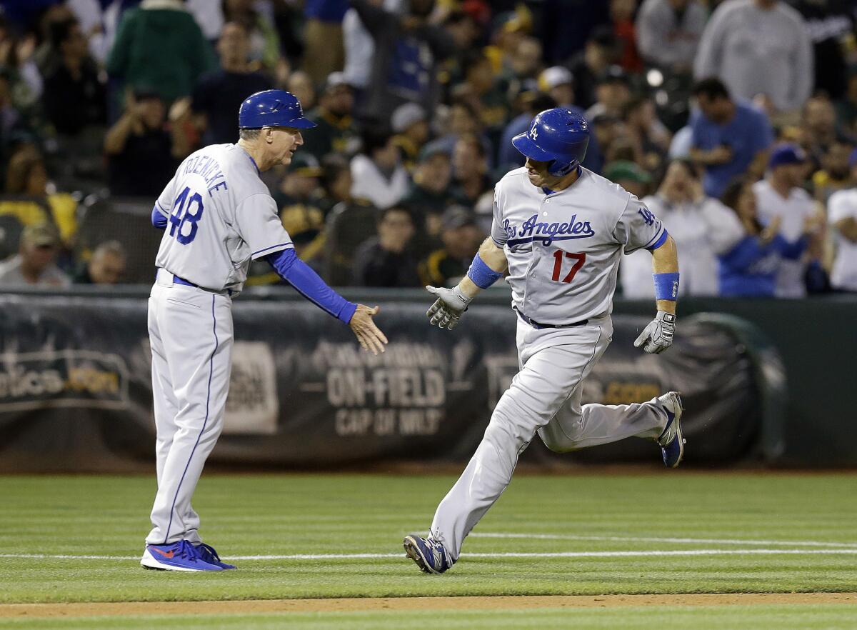 A.J. Ellis (izq) y Ron Roenicke.