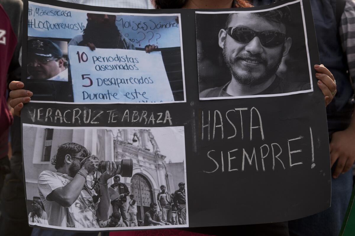 Periodistas protestan por el asesinato del fotoperiodista Rubén Espinosa en Ciudad de México, el domingo 2 de agosto de 2015. El hombre detenido como sospechoso del homicidio de Espinosa y cuatro mujeres admitió que estuvo en el departamento en el que ocurrió el crimen, informaron las autoridades el jueves 6 de agosto.(AP Foto/Marco Ugarte)