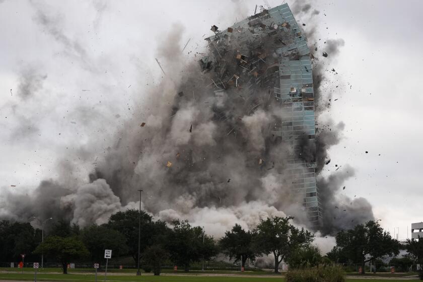 La Torre Hertz, que sufrió fuertes da?os tras el paso de los huracanes Laura y Delta en 2020, es demolida en Lake Charles, Luisiana, el sábado 7 de septiembre de 2024. (AP Foto/Gerald Herbert)