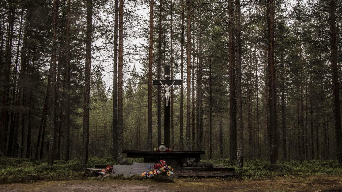 A Catholic cross at Sandarmokh commemorates the Poles who fell victim to Soviet political repression and were killed there.