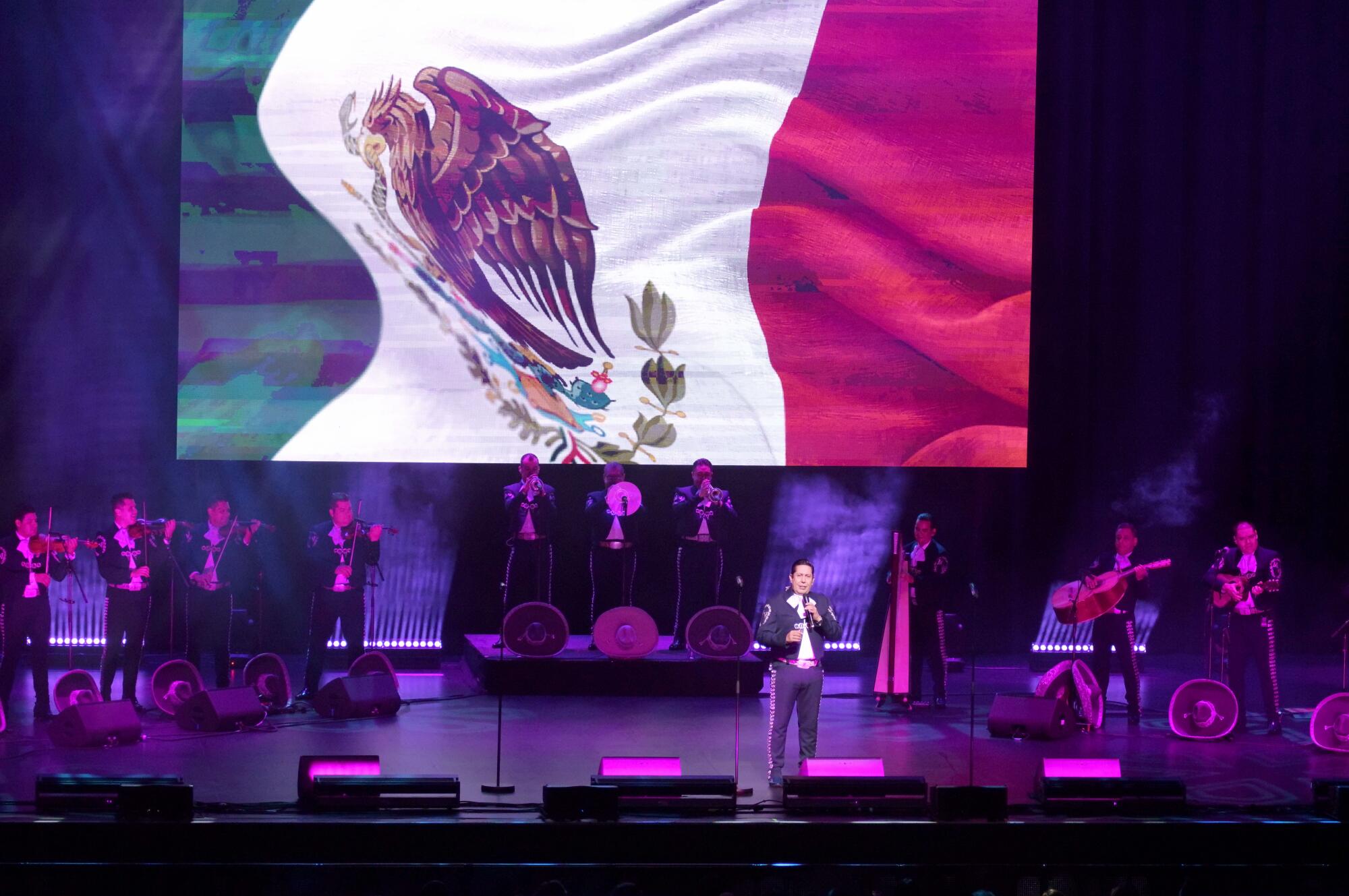 Mariachi Vargas de Tecalitlán llenó de orgullo a los mexicanos en el YouTube Theater.