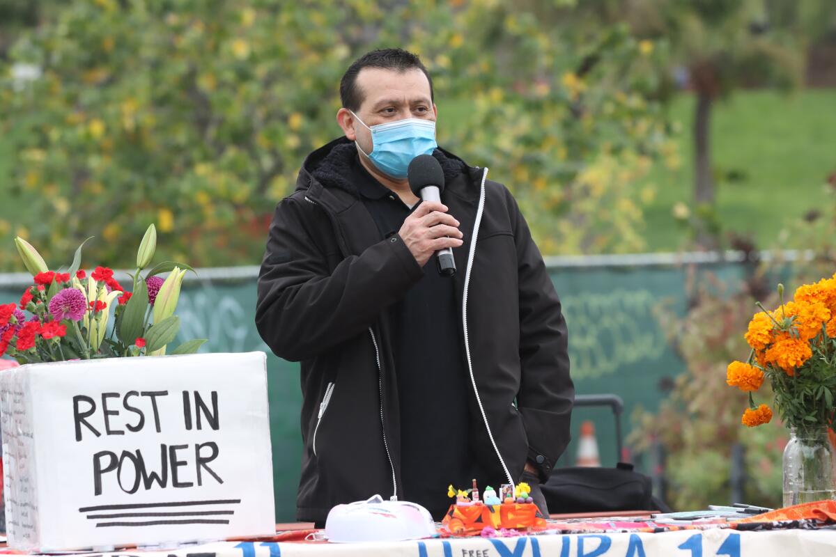 Ricardo Vásquez se dirige a la comunidad que se unió para celebrar su liberación en Dolores Park, San Francisco.