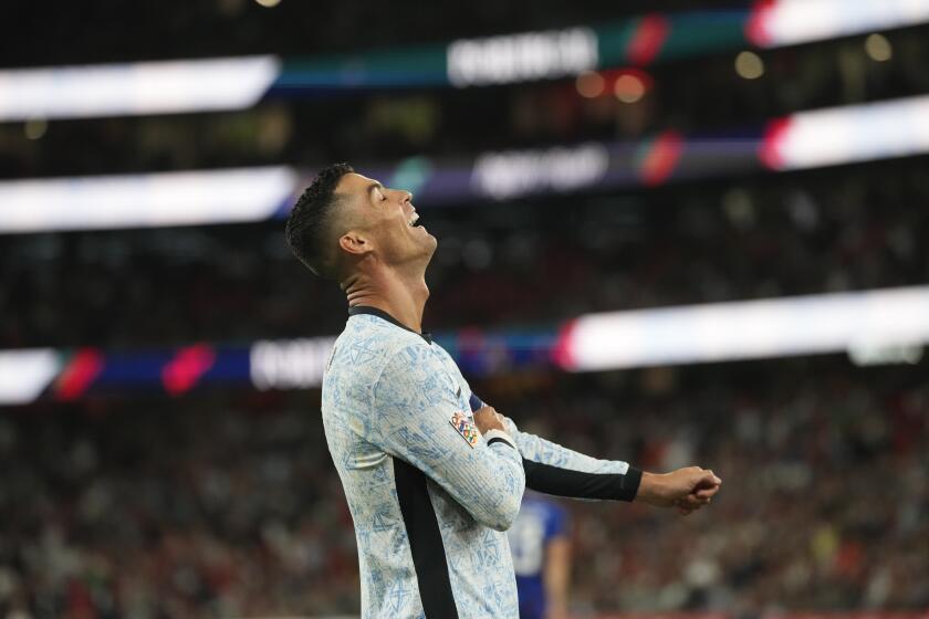 El portugués Cristiano Ronaldo reacciona durante el partido de fútbol de la Liga de Naciones de la UEFA entre Portugal y Croacia en el estadio Luz de Lisboa, el jueves 5 de septiembre de 2024. (AP Foto/Armando Franca)