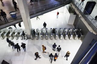 Viajeros entran en la estación Gare du Nord, el martes 28 de marzo de 2023 en París. Una nueva ronda de huelgas y manifestaciones se oponía a la impopular reforma de las pensiones en Francia. (AP Foto/Thomas Padilla)