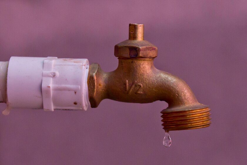 California impone reglas contra desperdicio de agua para lidiar con la sequía