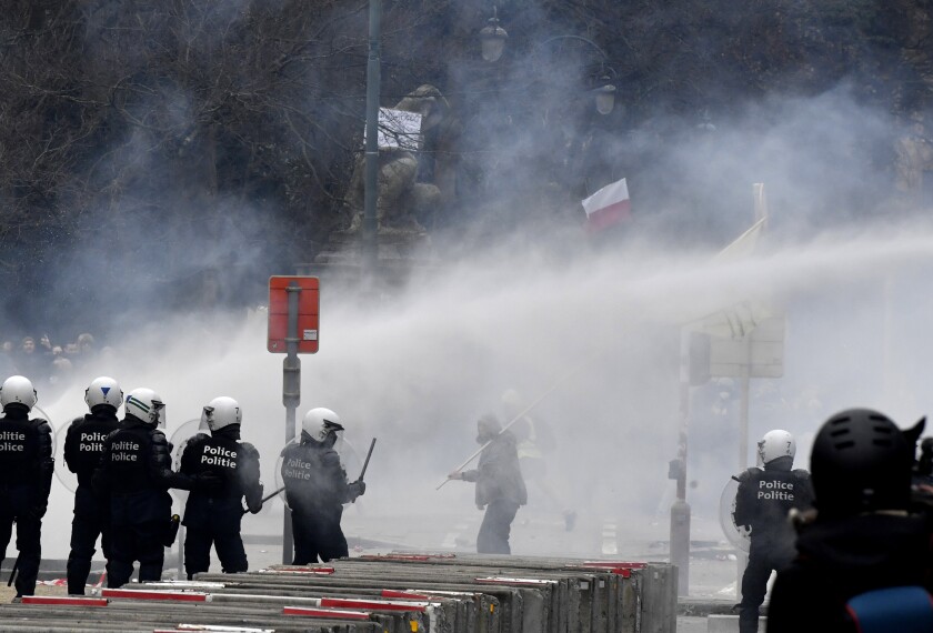 La protesta contra las medidas contra el COVID-19 en Bruselas el 23 de enero de 2022. (Foto AP/Geert Vanden Wijngaert)