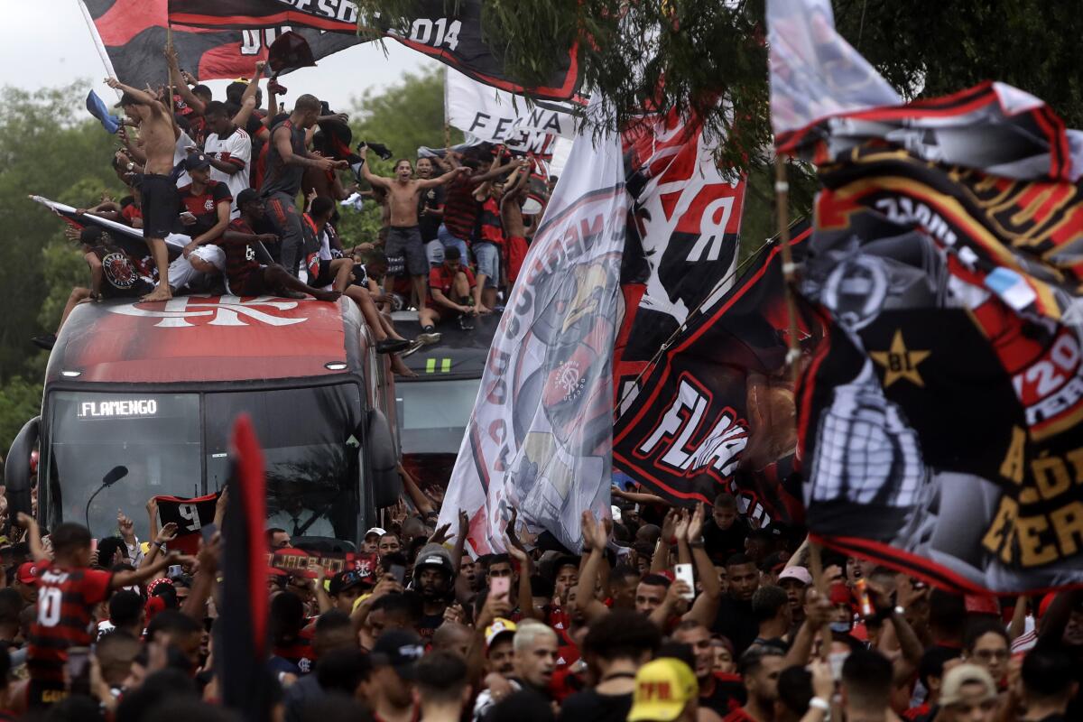 Football news - WATCH: Hilarious sequence of events unfolds in Copa  Libertadores - Eurosport